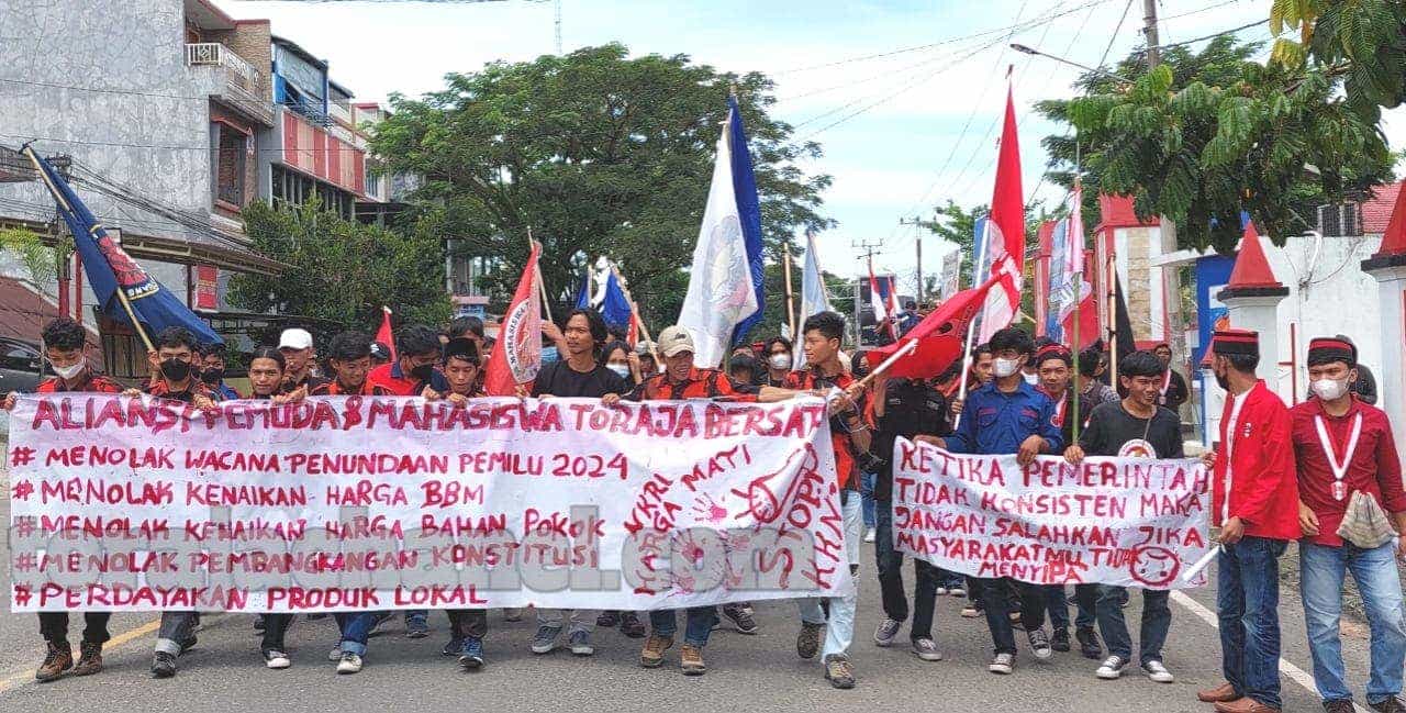 Aliansi Pemuda dan Mahasiswa Toraja Bersatu melakukan aksi unjuk rasa di halaman gedung DPRD Toraja Utara