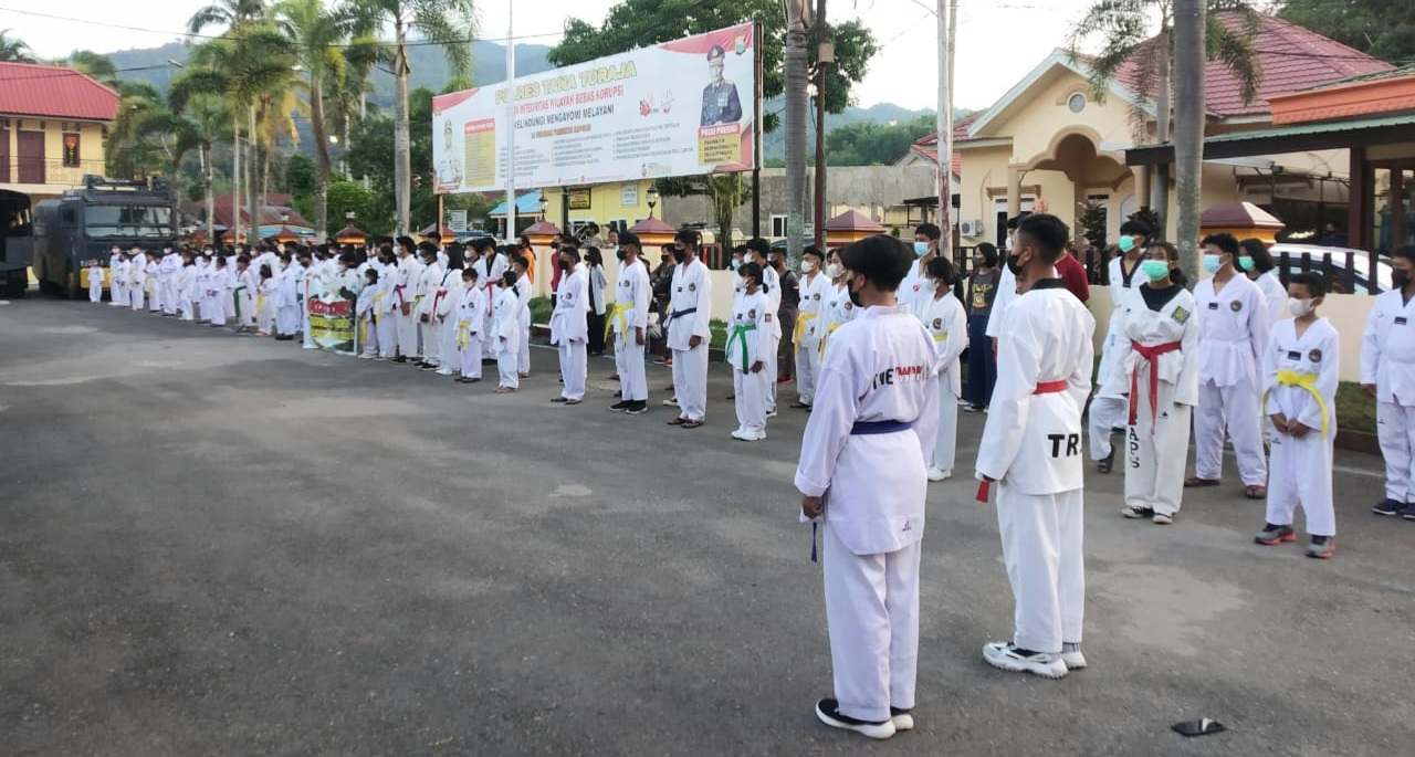 Upacara pelepasan kontingen tim Taekwondo Tana Toraja yang akan mengikuti Turnamen Taekwondo Tamarunang Cup 2022 di Makassar, tanggal 10 Juni 2022.