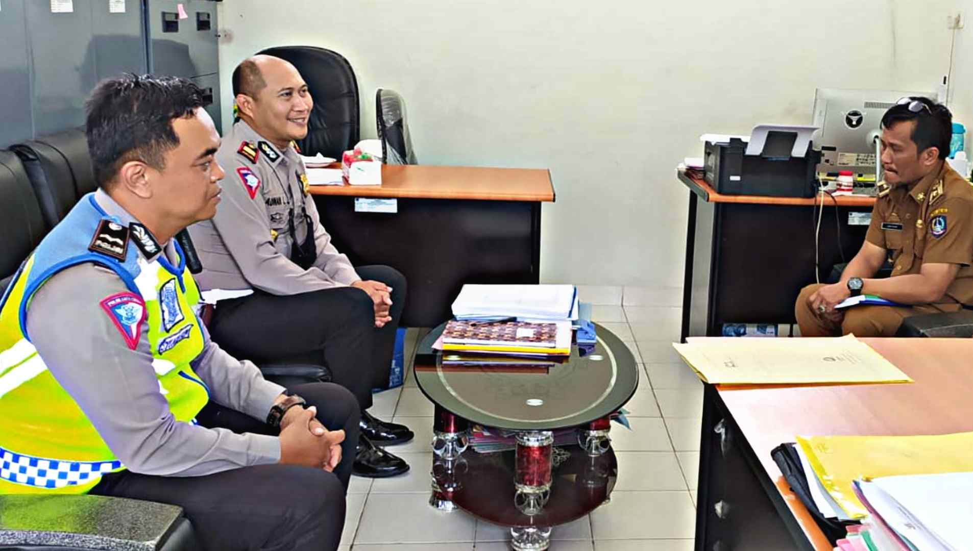 Kasat Lantas Iptu Adnan Leppang, SH, MH kembali melanjutkan program Police Go To School, Polri Peduli Pelajar, dengan menyambangi Kantor Cabang Diknas Wilayah X Sulsel yang beralamatkan di UPT SMAN 1 Tana Toraja, Makale, Selasa (2/08/2022) kemarin.
