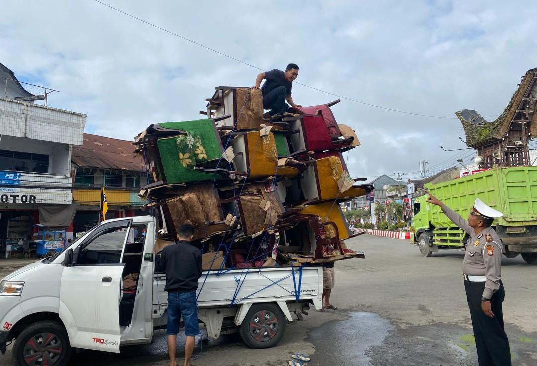 kendaraan jenis Pick Up yang mengangkut barang secara Over Load (Odol) dengan sanksi tilang di Depan Pos Lantas Kandean Dulang, Selasa (23/08/2022) pagi.