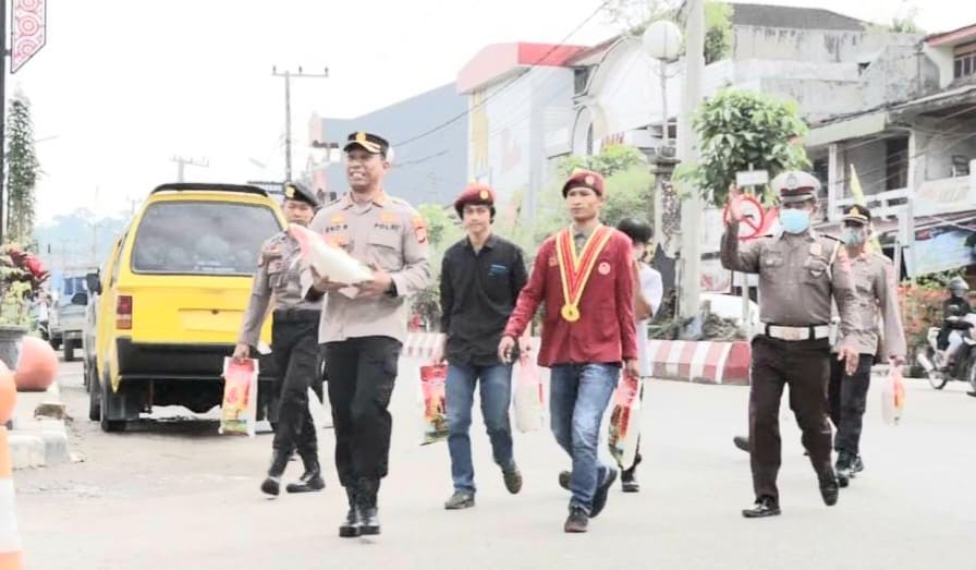 Kapolres Toraja Utara bersama Mahasiswa PMKRI Turun ke Jalan Bagi Bagi Sembako kepada Masyarakat yang terdampak Kenaikan Harga BBM