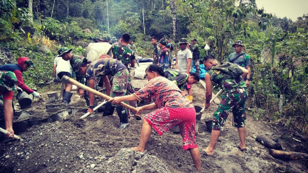 10 Tahun Menunggu Jalanannya Dirabat Beton, Ibu-Ibu di Lembang Buntu Sisong Antusias Bantu TMMD 115