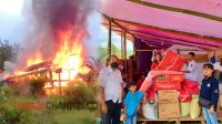 Dinas Sosial Kabupaten Tana Toraja Serahkan Bantuan Kepada Korban Kebakaran di Mengkendek