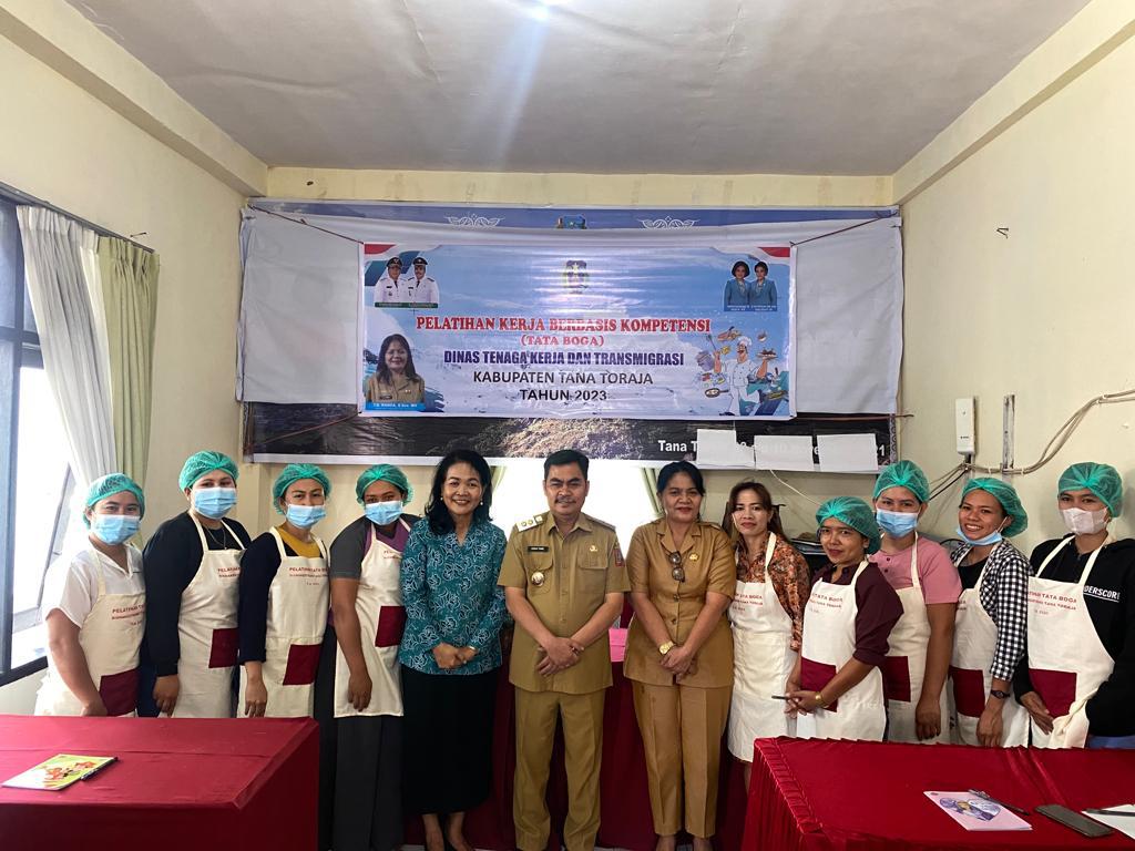 Buka Pelatihan Tata Boga Disnakertrans, dr. Zadrak : Tingkatkan Daya Saing dan Inovasi Ibu-Ibu