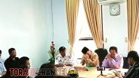 Puluhan Tenaga Kontrak Daerah (TKD)/Honorer di Kabupaten Tana Toraja menyampaikan aspirasinya di hadapan Ketua dan Anggota DPRD Tana Toraja. Rabu (29/3/2023)