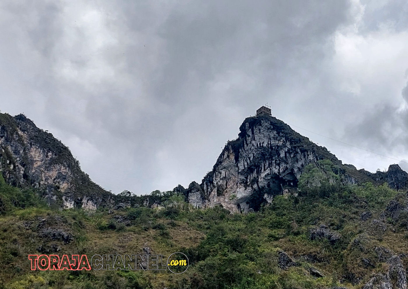 Gunung Sarira merupakan Objek Wisata terbaru Tana Toraja yang menawarkan panorma alam yang indah. Sayangnya Objek wisata ini belum terbuka umum dikarenakan masih dalam progres pembenahan.