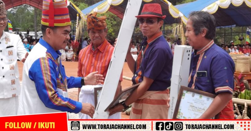 Bupati Tana Toraja Serahkan Penghargaan Lingkungan dan Mesin Pemotong Rumput di HUT ke-68