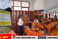 Bupati Tana Toraja, Zadrak Tombeg, meninjau langsung progres revitalisasi UPT SMP Negeri Satap 2 Sangalla yang didanai APBN Tahun Anggaran 2025. Program ini menjadi bagian dari komitmen pemerintah dalam meningkatkan sarana dan prasarana pendidikan guna mendorong kualitas sumber daya manusia di Tana Toraja.