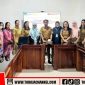 Balai Bahasa Provinsi Sulawesi Selatan bekerja sama dengan Dinas Perpustakaan dan Kearsipan Kabupaten Tana Toraja menggelar sosialisasi penulisan dan penerjemahan cerita anak daerah ke Bahasa Indonesia di Perpustakaan Daerah Tana Toraja, Selasa (24/2/2026). Kegiatan ini menekankan pentingnya pelestarian budaya Toraja dalam karya literasi anak.