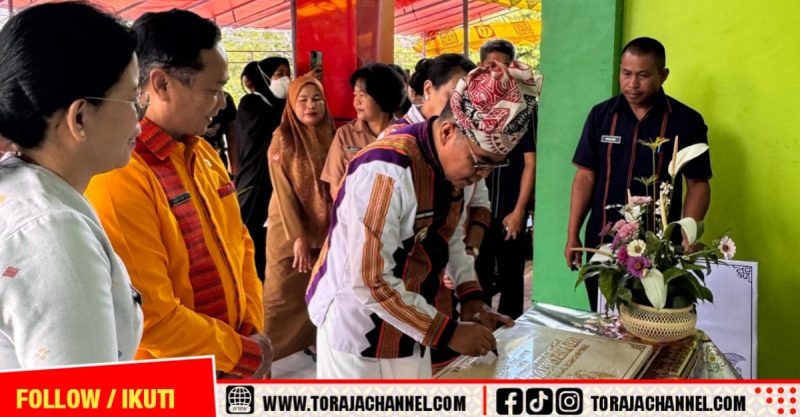 Bupati Tana Toraja, Zadrak Tombeg Tanda Tangani Prasasti Peresmian Gedung Baru UPTD Puskesmas Buntu Limbong