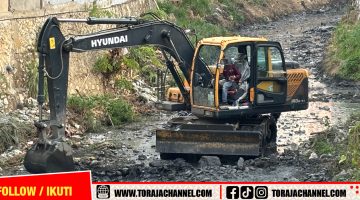 Manfaatkan Musim Kemarau, Pemkab Tana Toraja Kerahkan Dua Excavator Keruk Sungai Makale